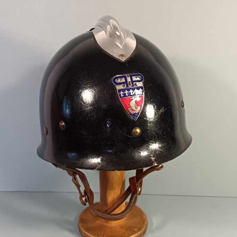 CASQUE FRANCAIS DE LA POLICE DE PARIS MODELE 1954 DATE 1957 INSIGNE EMAILLE
